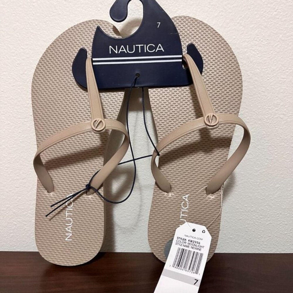 Women's size 7 Nautica Flip flop t-strap sandals in beige